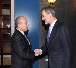 Su Majestad el Rey recibe el saludo del presidente de la Federación de Comunidades Judías de España, Isaac Querub